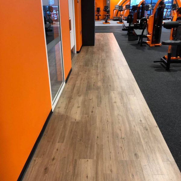 Salle de sport/musculation/cardio &#8211; Lames LVT &#8211; Sol sportif &#8211; Dalles antichoc &#8211; Gazon synthétique &#8211; Tapisom textile Benfeld 1