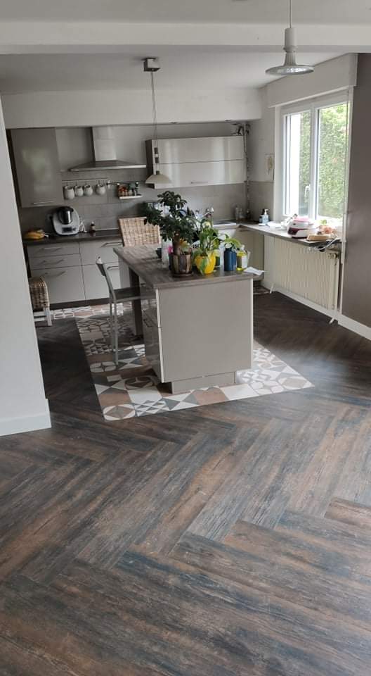 Pose chevron de lames PVC Amtico Spacia et pose de dalles Amtico Signature Muralist Sainte-Marie-aux-Mines